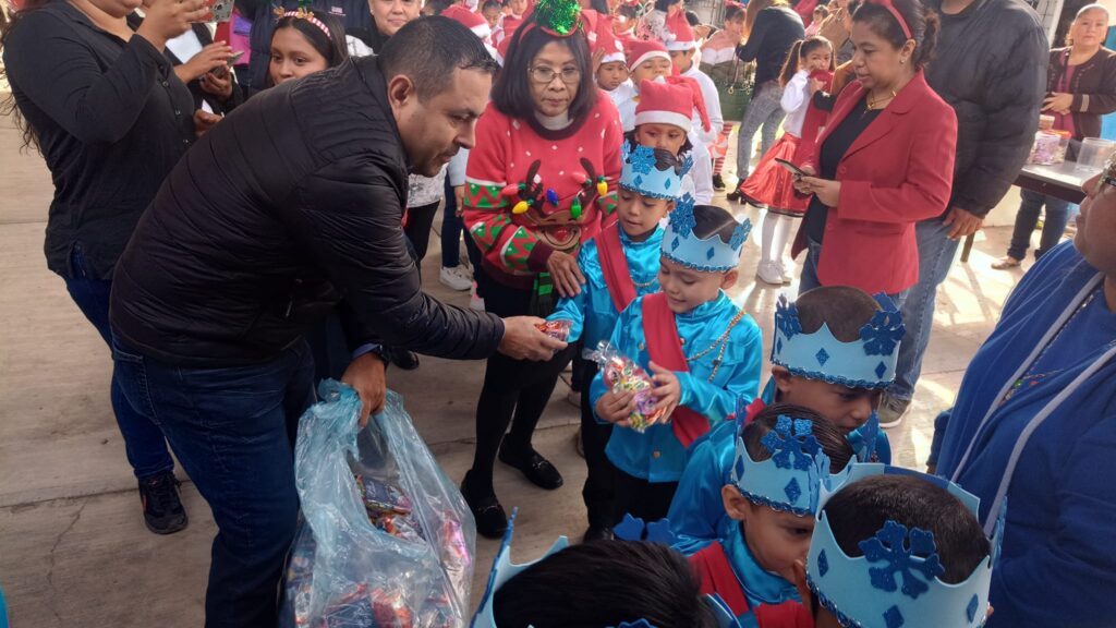 Esta mañana hicimos entrega de dulces y juguetes a los niños y niñas de la escuela primaria Narciso Mendoza, del ejido Mante