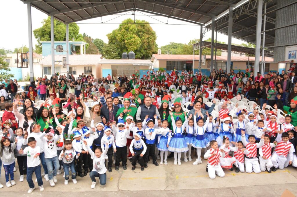 Acudimos al Festival Navideño de la escuela primaria Adolfo López Mateos, en donde pude disfrutar del talento de los niños y niñas