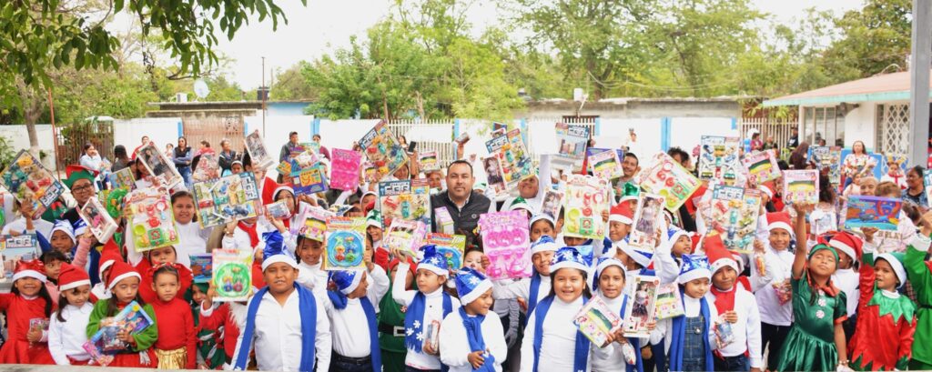 Me siento contento de ver la alegría de los niños y niñas de la escuela primaria Netzahualcóyotl, en la colonia Revolución Verde