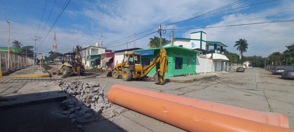 Tras la llegada del material necesario para la reposición de la línea de drenaje pluvial y sanitario de la calle Quintero