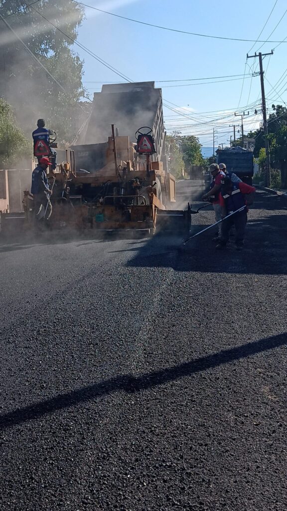 Hoy estuvimos supervisando la pavimentación asfáltica de la calle Caoba, en la colonia Altavista, previa reposición de drenaje y tomas de agua