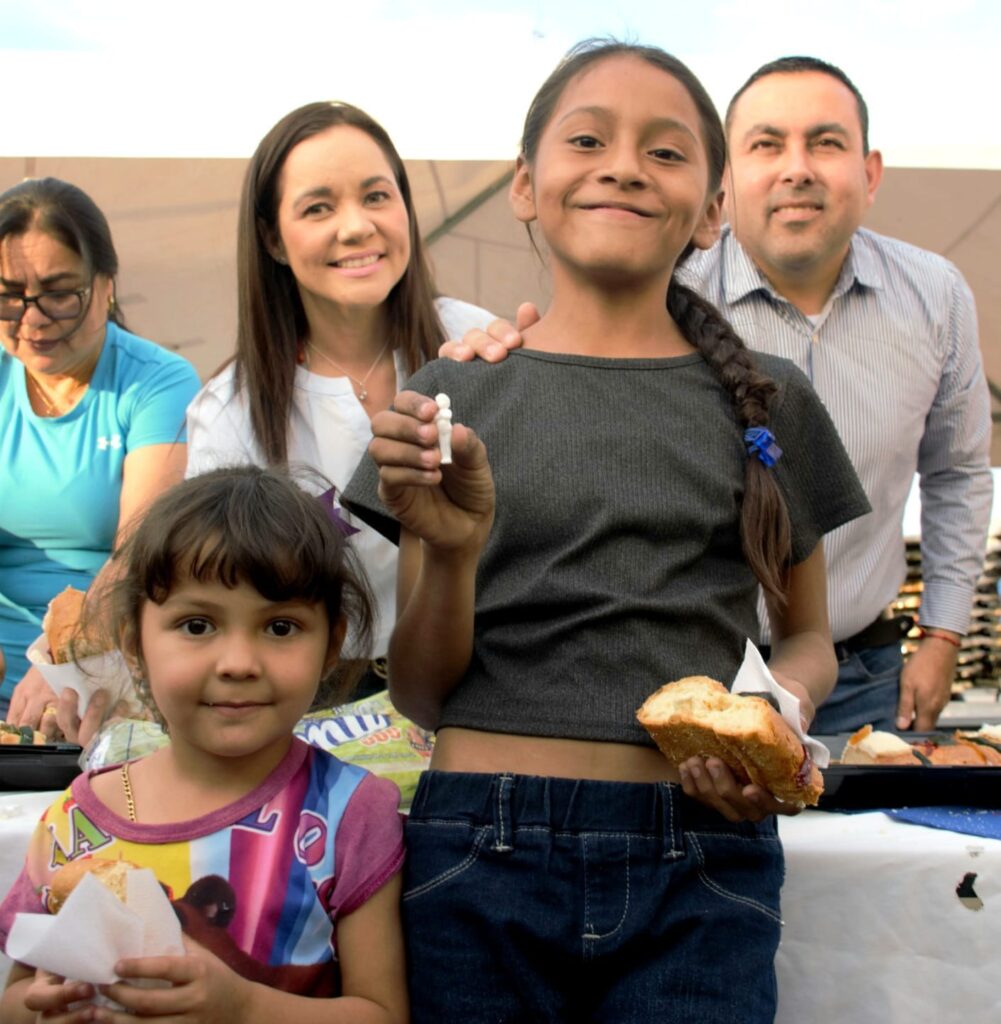 Contento de compartir la tradicional Rosca de Reyes, con los niños y niñas de mi Mante