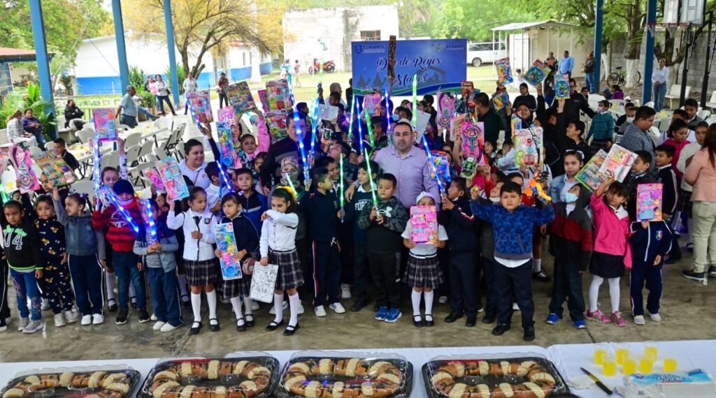 Este día nuestro alcalde Noé Ramos compartió la tradicional Rosca de Reyes con los niños y niñas de la primaria Felipe Carrillo Puerto, del ejido Cuauhtémoc