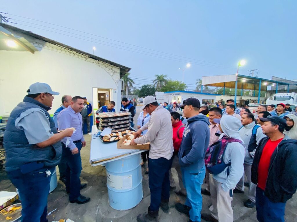 Además de reconocer el trabajo que realizan en favor de la ciudad, tuve la oportunidad de saludar y compartir la Tradicional Rosca de Reyes, con el personal de Servicios Públicos