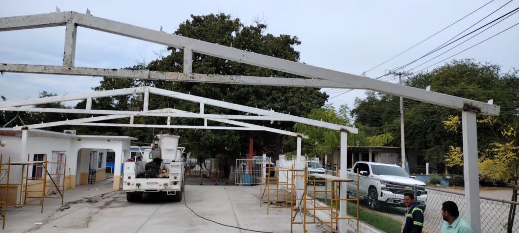 La techumbre de la escuela primaria Agustín Melgar, del poblado El Limón, va por buen camino