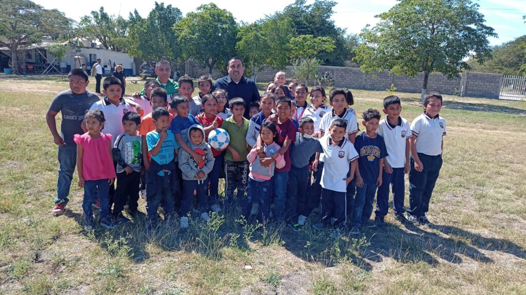 Hoy me tocó dirigir, jugar, disfrutar y convivir con los niños y niñas de la escuela primaria Emiliano Zapata, en Nuevo Tantoán