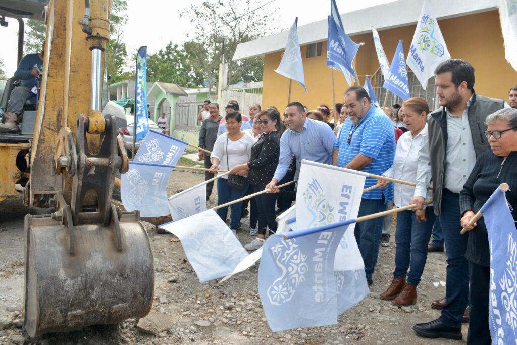 El Presidente Municipal Noé Ramos dio inicio a las obras de pavimentación de las calles Adolfo López Mateos y Alberto Carrera Torres, ubicadas en la Colonia Cárdenas González