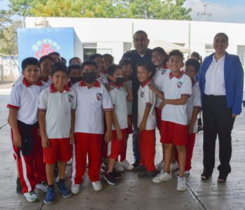 Al visitar la escuela primaria»Alberto Carrera Torres» recibí muchas muestras de afecto de alumnos, maestros y padres de familia