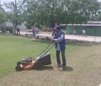 Por instrucciones del alcalde Sergio Fernández, personal de servicios públicos realizó trabajos de mantenimiento y chapoleo en las principales calles y el campo del ejido Cuauhtémoc