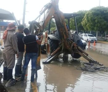 La Comisión Municipal de Agua Potable y Alcantarillado Mante atiende fuga de agua sobre el bulevar Enrique Cárdenas