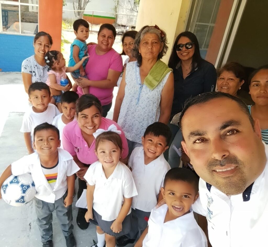 Un gusto enorme poder saludar a maestras, madres de familia y a los pequeñines del jardín de niños «Miguel Hidalgo y Costilla» del ejido Allende