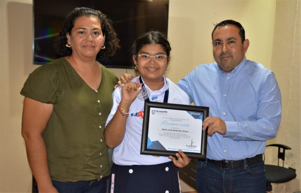 Nos llena de orgullo el excelente papel que tuvo nuestra amiga, María José Reséndez Dimas, en el concurso de Matemáticas celebrado en Querétaro, en donde obtuvo el segundo lugar