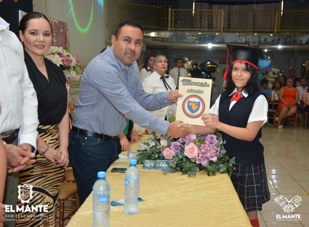 Acompañado de mi esposa Sheyla Palacios estuvimos presentes en la entrega de Certificados del Jardín de Niños El Principito y del Colegio e Instituto Las Américas