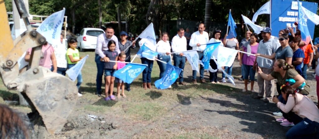 En la colonia Veracruz comenzamos la obra de la red de agua potable, que beneficiará a 46 familias, con recursos del Gobierno Municipal El Mante 2021-2024