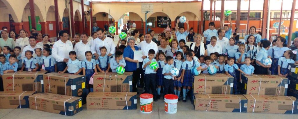 Hoy entregamos siete aires acondicionados a la escuela Horacio Terán, así como pintura, material deportivo y un cheque por 20 mil pesos