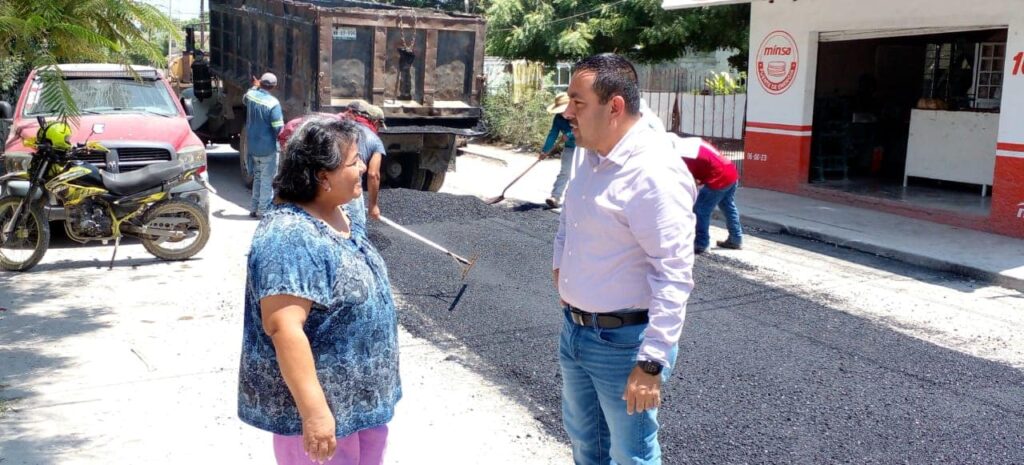 En la calle Lázaro Cárdenas, se comenzó a tirar carpeta asfáltica y en El Abra, sigue el desarrollo de la obra de pavimentación del bulevar