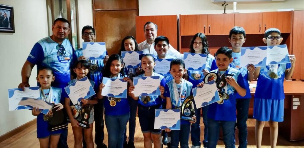 El alcalde de El Mante Sergio Fernández Medina, recibió con orgullo a los jóvenes medallistas de la Escuela de Natación «Leones Marinos»