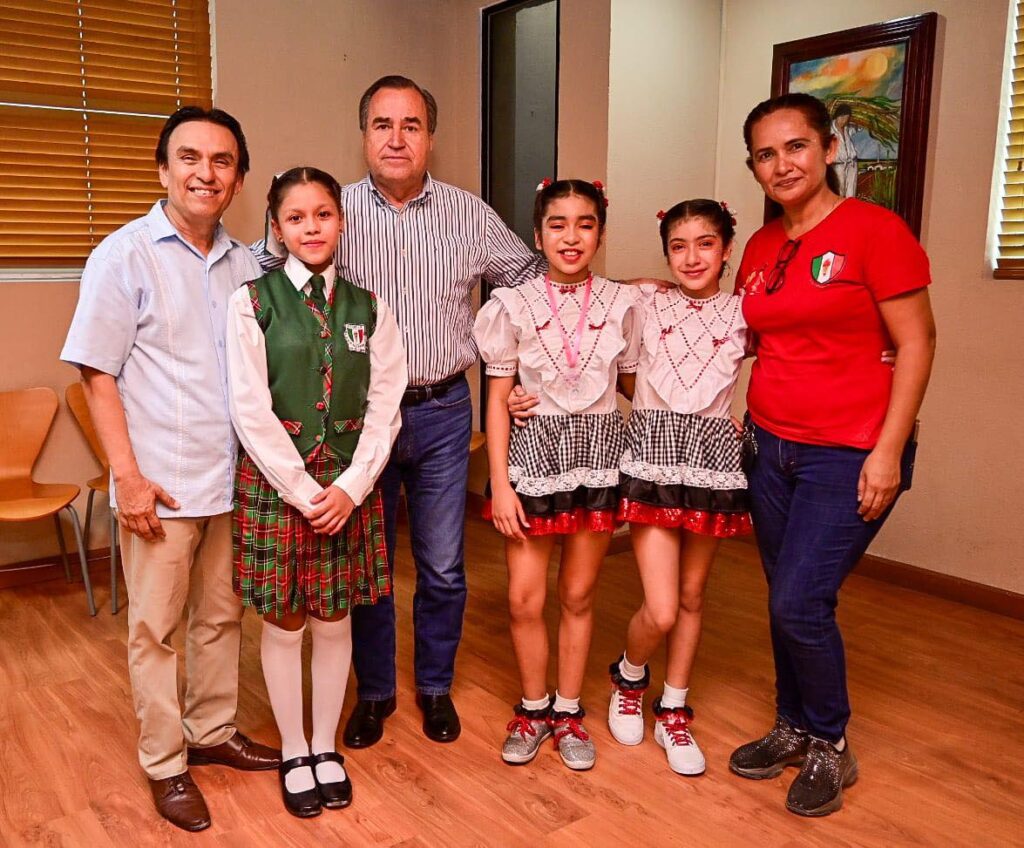Hoy el alcalde Sergio Fernández Medina recibió a las alumnas de primaria del Alberto Villasaña de El Poblado El Limón