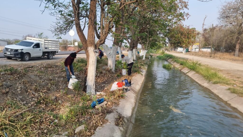 El personal de Parques y Jardines trabaja en labores de limpieza y pintura en el canal de la salida de la carretera Mante-Tampico.