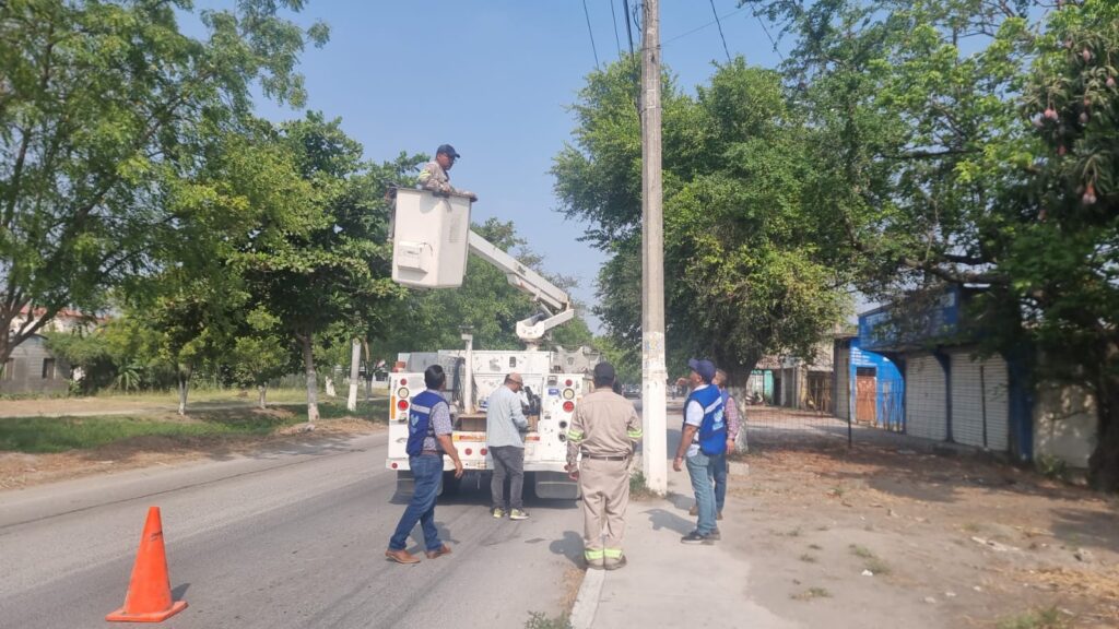Personal del municipio del departamento de alumbrado publico instala lámparas nuevas en la Avenida Juan de Dios Villarreal.