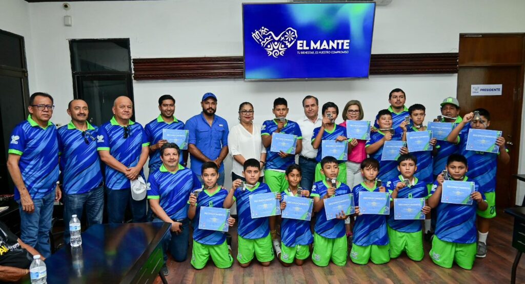 El Alcalde de El Mante Sergio Fernández entregó un merecido reconocimiento a los alumnos y maestros destacados que obtuvieron la medalla de plata en la disciplina de voleibol