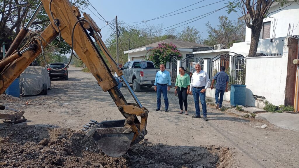 El día de hoy se inició la obra de pavimentación, introducción de agua potable y drenaje en la calle San Fernando, entre calle Reynosa y calle Burgos, colonia Victoria