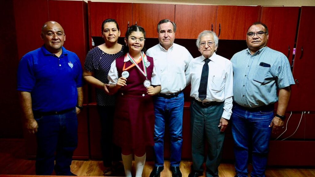 Esta mañana el alcalde Sergio Fernández recibió la visita de la alumna María José Reséndiz Dimas, destacada ganadora del concurso ONMAPS (Olimpiada Nacional de Matemáticas para Alumnos de Primaria y Secundaria)