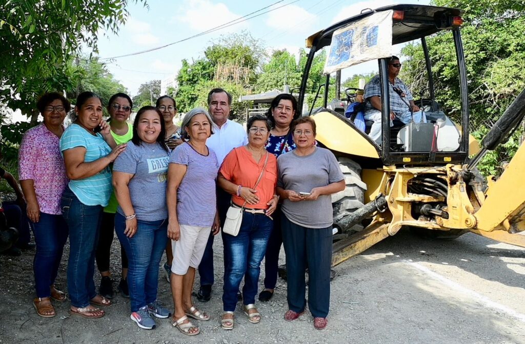 El presidente municipal de El Mante, Sergio Fernández Medina, puso en marcha la obra de la red de drenaje y agua potable, de la calle Guamuchil, en la colonia Burocrática sector 2 y 3