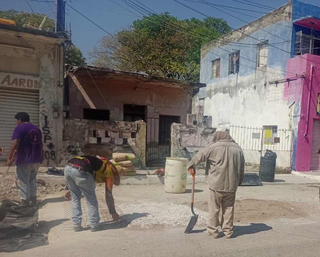 Personal de bacheo trabaja en la reparación con concreto hidráulico de la calle Canales entre calles Morelos y Zaragoza