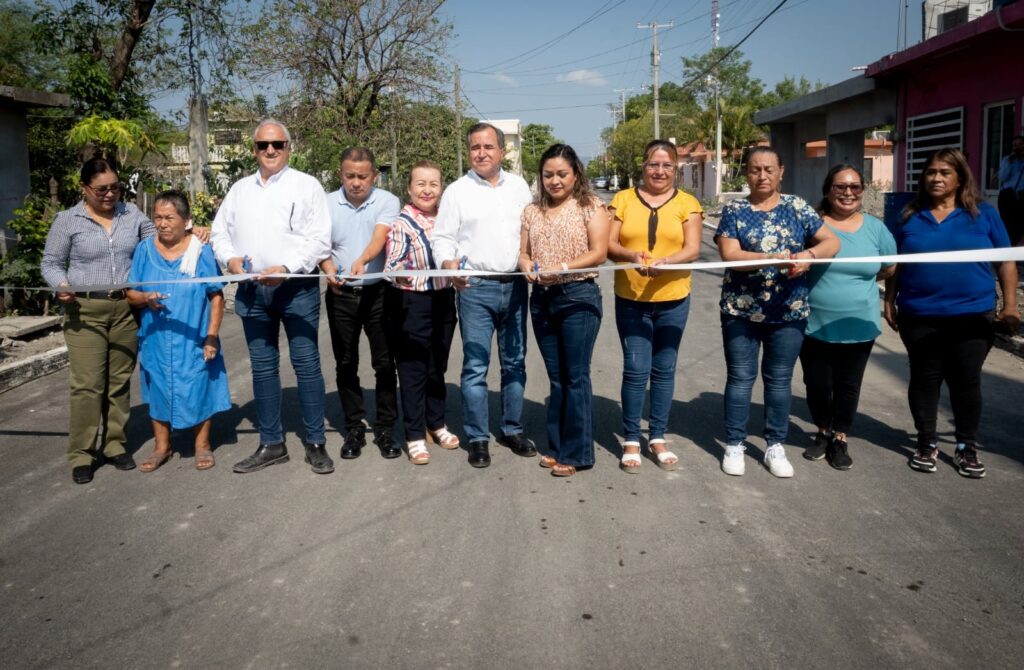 El alcalde Sergio Fernández acompañado por el director de obras públicas Arq. Jesús Pérez Haro entregó con éxito varias obras de pavimentación en la ciudad