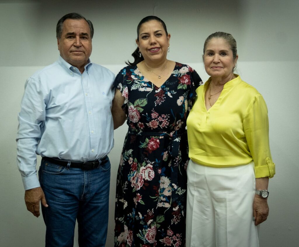Acompañado de su esposa Esther Martínez Arciniega, el presidente municipal de El Mante Sergio Fernández Medina, recibió en su oficina a la alcaldesa electa, Patricia Chio de la Garza
