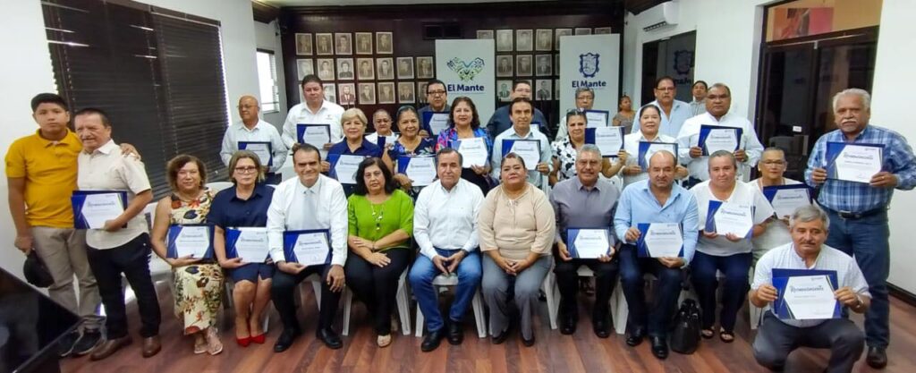 En un evento celebrado en la sala de cabildo, el presidente Sergio Fernández entregó reconocimientos a maestros que han dedicado 30 y 40 años de su vida a la docencia