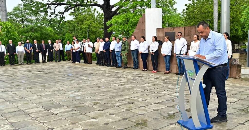 Esta mañana, el alcalde Sergio Fernández Medina acompañado por síndicos, regidores servidores públicos, autoridades civiles y militares encabezó los honores de ordenanza en conmemoración del aniversario luctuoso de Benito Juárez