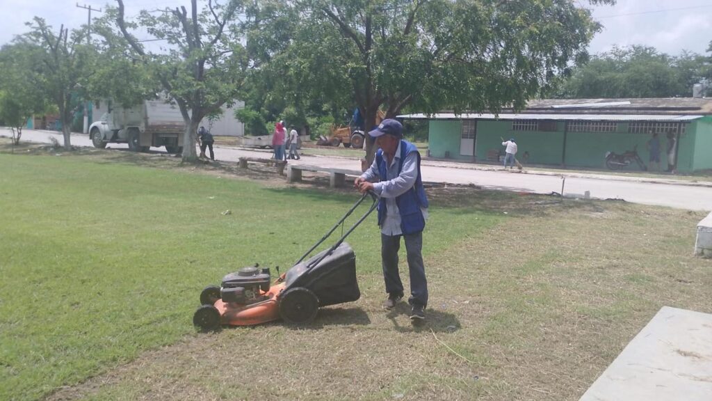 Por instrucciones del alcalde Sergio Fernández, personal de servicios públicos realizó trabajos de mantenimiento y chapoleo en las principales calles y el campo del ejido Cuauhtémoc