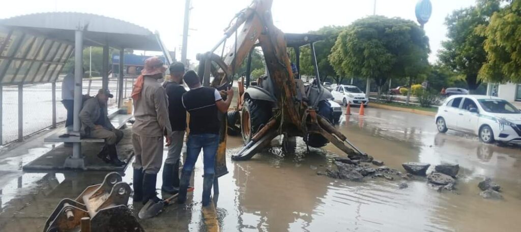 La Comisión Municipal de Agua Potable y Alcantarillado Mante atiende fuga de agua sobre el bulevar Enrique Cárdenas